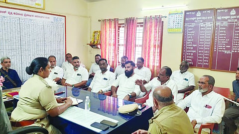 ಪಟ್ಟೂರು ಕಾನೂನು ಬಾಹಿರ ಮನೆ ಜಪ್ತಿ, ತಪ್ಪಿತಸ್ಥ ಅಧಿಕಾರಿ ಮೇಲೆ ಕ್ರಮಕ್ಕೆ ಮುಸ್ಲಿಂ ಒಕ್ಕೂಟ ಬೆಳ್ತಂಗಡಿ ಡಿವೈಎಸ್‌ಪಿ ಅವರನ್ನು ಭೇಟಿ ಮಾಡಿತು.