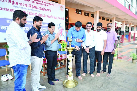  ಜಿಲ್ಲಾಮಟ್ಟದ ಬಾಲಕ- ಬಾಲಕಿಯರ ಹ್ಯಾಂಡ್‌ಬಾಲ್ ಪಂದ್ಯಾಟವನ್ನು ಬೆಳ್ತಂಗಡಿ ಎಕ್ಸಿಸ್ ಬ್ಯಾಂಕ್ ಸೀನಿಯರ್ ಮ್ಯಾನೇಜರ್ ಅರ್ವಿನ್ ಲೋಯ್ ಮೋರಸ್ ಉದ್ಘಾಟಿಸಿದರು.