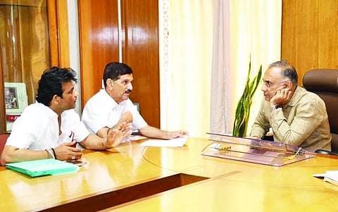 ರಬ್ಬರ್ ಕೃಷಿಕರ ಸಮಸ್ಯೆ ಬಗ್ಗೆ ಕರ್ನಾಟಕ ರಾಜ್ಯ ರಬ್ಬರ್ ಬೆಳೆಗಾರರ ಹಿತ ರಕ್ಷಣಾ ವೇದಿಕೆ ವತಿಯಿಂದ ಜಿಲ್ಲಾ ಉಸ್ತುವಾರಿ ಸಚಿವ ದಿನೇಶ್ ಗುಂಡೂರಾವ್ ಅವರಿಗೆ ಮನವಿ ಸಲ್ಲಿಸಿದರು.