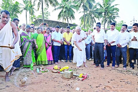 ಬೆಳ್ತಂಗಡಿ ನಗರದ ಕೆಇಬಿ-ರೆಂಕೆದಗುತ್ತು-ಮಲ್ಲೊಟ್ಟು ಸಂರ್ಕಿಸುವ ರಸ್ತೆ ವಿಸ್ತರಣೆ, ಡಾಂಬರು ಕಾಮಗಾರಿ ಮತ್ತು ಒಳಚರಂಡಿ ನಿರ್ಮಾಣಕ್ಕೆ ಧರ್ಮಾಧಿಕಾರಿ ಡಾ.ಡಿ.ವೀರೇಂದ್ರ ಹೆಗ್ಗಡೆ ಶಿಲಾನ್ಯಾಸ ನೆರವೇರಿಸಿದರು.