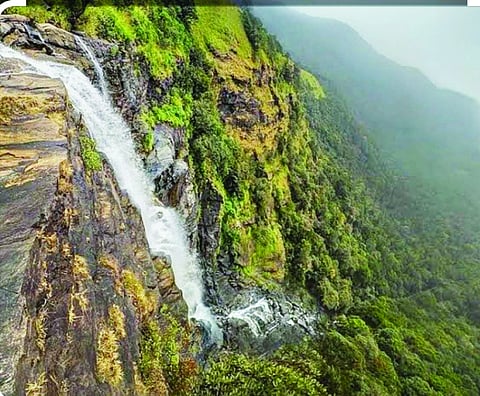 ಬಂಡಾಜೆ ಜಲಪಾತ ಕಣ್ಮನ ಸೆಳೆಯುವ ದೃಶ್ಯ.