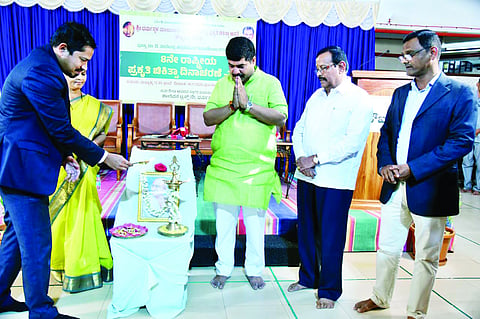 ಉಡುಪಿ ಜಿಲ್ಲಾ ಅಪರ ಜಿಲ್ಲಾಧಿಕಾರಿ ಅಭಿದ್ ಗಡ್‌ಯಾಲ್ ಸೌಖ್ಯವನ ಪರೀಕದಲ್ಲಿ ಪ್ರಕೃತಿ ದಿನ ಉದ್ಘಾಟಿಸಿದರು.