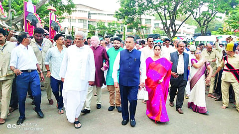 ಧರ್ಮಸ್ಥಳದ ಲಕ್ಷದೀಪೋತ್ಸವದ ಪ್ರಯುಕ್ತ ನಡೆದ ಸಾಹಿತ್ಯ ಸಮ್ಮೇಳನಕ್ಕೆ ಅತಿಥಿ ಗಣ್ಯರನ್ನು ಅಮೃತ ವರ್ಷಿಣಿ ಸಭಾಭವನಕ್ಕೆ ಮೆರವಣಿಗೆ ಮೂಲಕ ಕರೆತರಲಾಯಿತು.