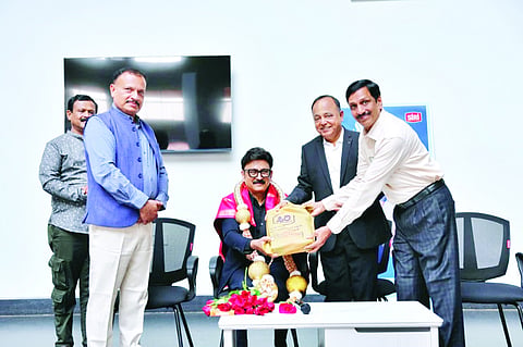  ಬೆಳ್ತಂಗಡಿ ಸಿರಿ ಕಚೇರಿಗೆ ಭೇಟಿ ನೀಡಿದ ಶ್ರೀ ಧರ್ಮಸ್ಥಳ ಸಿರಿ ಗ್ರಾಮೋದ್ಯೋಗ ಸಂಸ್ಥೆಯ ರಾಯಭಾರಿ ರಮೇಶ್ ಅರವಿಂದ್ ಅವರನ್ನು ಗೌರವಿಸಲಾಯಿತು.