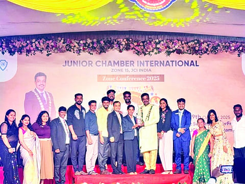 ಜೆಸಿಐ ಭಾರತದ ವಲಯ 15ರ ವಲಯಾಧ್ಯಕ್ಷ ಜೆಸಿಐ ಸೆನೇಟರ್ ಅಭಿಲಾಶ್ ಬಿಎ ಪ್ರಶಸ್ತಿಗಳನ್ನು ಘಟಕ ಅಧ್ಯಕ್ಷೆ ಆಶಾಲತಾ ಪ್ರಶಾಂತ್ ತಂಡಕ್ಕೆ ನೀಡಿದರು.