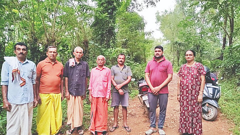  ಭೂಮಿ ಕಳೆದುಕೊಳ್ಳಲಿರುವ ನಿವಾಸಿಗಳು.