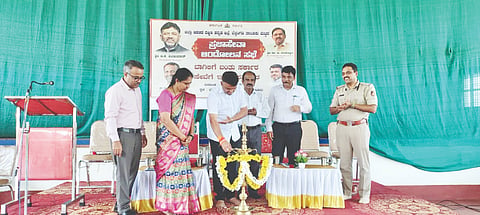  ಬೆಳ್ತಂಗಡಿ ತಾಲೂಕುಮಟ್ಟದ ವೇಣೂರು ಹೋಬಳಿಯ ಪ್ರಜಾಸೇವೆ ಆಂದೋಲನ ಸಭೆಯನ್ನು ಶಾಸಕ ಹರೀಶ್ ಪೂಂಜ ಉದ್ಘಾಟಿಸಿದರು ಪ್ರಮುಖರಾದ ಎಸ್.ಎನ್.ನರಗುಂದ, ಭವಾನಿಶಂಕರ್, ಪದ್ಮನಾಭ ಸಾಲ್ಯಾನ್ ಮತ್ತಿತರರಿದ್ದರು.  