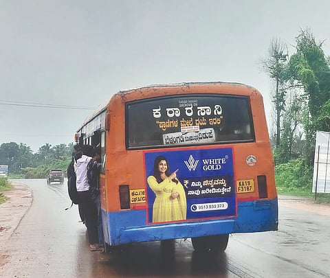  ದಿಡುಪೆ ಬಸ್‌ನಲ್ಲಿ ನೇತಾಡಿಕೊಂಡು ಪ್ರಯಾಣಿಸುತ್ತಿರುವ ವಿದ್ಯಾರ್ಥಿಗಳು.