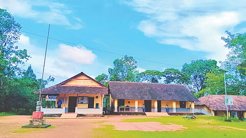  ಮಹರ್ಷಿ ವಾಲ್ಮೀಕಿ ಆದಿವಾಸಿ ಬುಡಕಟ್ಟು ವಸತಿ ಶಾಲೆ.  