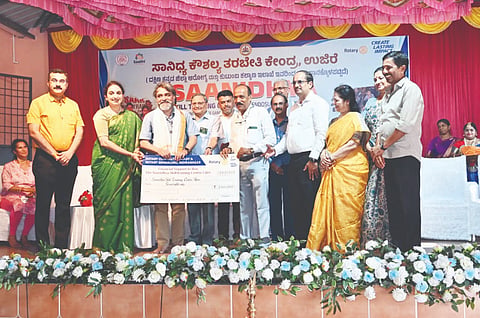  ಸಾನಿಧ್ಯ ಸಂಸ್ಥೆಗೆ ನೀಡಲಾದ 7 ಲಕ್ಷ ರೂ. ಮೊತ್ತದ ಚೆಕ್ ಅನ್ನು ಬೆಂಗಳೂರು ಇಂದಿರಾನಗರ ರೋಟರಿ ಕ್ಲಬ್ ನಿಯೋಜಿತ ಅಧ್ಯಕ್ಷ ನರಸಿಂಹ ಕಣ್ಣನ್ ಹಸ್ತಾಂತರಿಸಿದರು. ಹರೀಶ್ ಪೂಂಜ, ಶ್ರೀಧರ್ ಕೆ.ವಿ., ಡಾ.ಶಶಿಧರ್ ಡೊಂಗ್ರೆ ಮೊದಲಾದವರು ಇದ್ದರು.  
