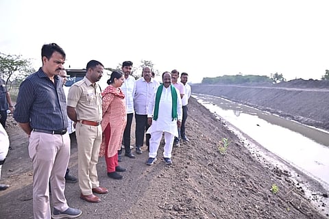 ನವಲಗುಂದ ವಿಧಾನ ಸಭಾ ಕ್ಷೇತ್ರದಲ್ಲಿ ನಡೆಯುತ್ತಿರುವ ಬೆಣ್ಣಿಹಳ್ಳದ ಪ್ರವಾಹ ತಡೆ ಕಾಮಗಾರಿಯನ್ನು ಜಿಲ್ಲಾಧಿಕಾರಿ ಸ್ನೇಹಲ್ ಆರ್  ವೀಕ್ಷಿಸಿದರು. ಶಾಸಕ ಎನ್ ಎಚ್. ಕೋನರಡ್ಡಿ, ರಾಘವೇಂದ್ರ ಜಾಲಗಾರ, ಜಿಲ್ಲಾ ಪೊಲೀಸ್ ವರಿಷ್ಠಾಧಿಕಾರಿ ಗುಂಜನ ಆರ್ಯ, ಇತರರು ಇದ್ದರು.