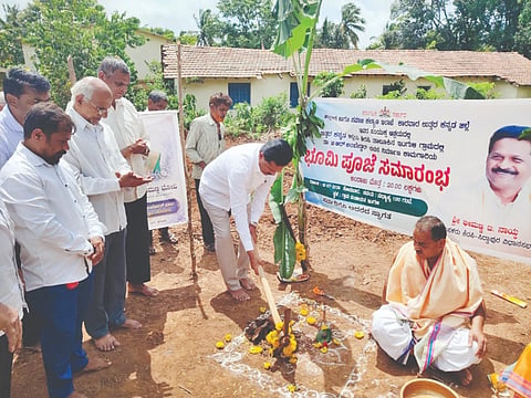 ಶಿರಸಿ ತಾಲೂಕಿನ ಇಟಗುಳಿಯಲ್ಲಿ ಡಾ. ಬಿ.ಆರ್. ಅಂಬೇಡ್ಕರ್ ಸಭಾ ಭವನಕ್ಕೆ ಶಾಸಕ ಭೀಮಣ್ಣ ನಾಯ್ಕ ಭೂಮಿಪೂಜೆ ನೆರವೇರಿಸಿದರು. ಎಸ್. ಕೆ. ಭಾಗ್ವತ್ ಇತರರಿದ್ದರು.