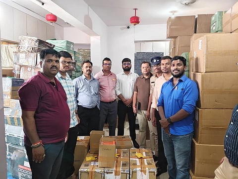 42 ಲಕ್ಷ ರೂ.ಮೌಲ್ಯದ ಲ್ಯಾಪೆಲ್  ಮೈಕ್ರೋಫೋನ್​  ವಶ