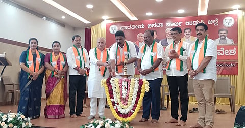 ಉಡುಪಿಯಲ್ಲಿ ಆಯೋಜಿಸಿದ್ದ 'ವಿಬಿ-ಜಿ ರಾಮ್​-ಜಿ' ಜಾಗೃತಿ ಸಮಾವೇಶ'ವನ್ನು ಕುತ್ಯಾರು ನವೀನ್​ ಶೆಟ್ಟಿ ಉದ್ಘಾಟಿಸಿದರು. ಡಾ.ನವೀನ್​, ರೇಷ್ಮಾ ಶೆಟ್ಟಿ, ಶಿಲ್ಪಾ ಸುವರ್ಣ, ಗುರ್ಮೆ ಸುರೇಶ್​ ಶೆಟ್ಟಿ, ದಿನಕರ್​ ಶೆಟ್ಟಿ ಹೆರ್ಗ, ಕಮಲಾಕ್ಷ ಹೆಬ್ಬಾರ್​, ಶ್ರೀಕಾಂತ ನಾಯಕ್​ ಇದ್ದರು.