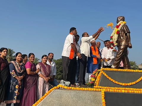 ಉಡುಪಿಯ ಡಿಸಿ ಕಚೇರಿ ಬಳಿ ಇರುವ ಡಾ. ವಿ.ಎಸ್​. ಆಚಾರ್ಯ ಅವರ ಪುತ್ಥಳಿಗೆ ಯಶ್​ಪಾಲ್​ ಸುವರ್ಣ ಪುಷ್ಪನಮನ ಸಲ್ಲಿಸಿದರು. ಕುತ್ಯಾರು ನವೀನ್​ ಶೆಟ್ಟಿ, ಕ್ಯಾಪ್ಟನ್​ ಗಣೇಶ್​ ಕಾರ್ಣಿಕ್​, ದಿನೇಶ್​ ಅಮೀನ್​, ಪ್ರಭಾಕರ್​ ಪೂಜಾರಿ, ಕಿರಣಕುಮಾರ್​ ಬೈಲೂರು, ರಷ್ಮಿತಾ ಶೆಟ್ಟಿ, ನಳಿನಿ ಪ್ರದೀಪ್​ ರಾವ್​ ಇತರರಿದ್ದರು.