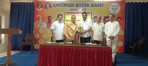 ಉಡುಪಿಯ ಜಿಲ್ಲಾ ಬಿಜೆಪಿ ಕಚೇರಿಯಲ್ಲಿ ನಡೆದ ಸಭೆಯಲ್ಲಿ ಮಂಗಳೂರು ವಿಭಾಗ ಪ್ರಭಾರಿ ಭಾರತೀಶ್​ ಕೊಡಗು ಅವರನ್ನು ಕುತ್ಯಾರು ನವೀನ್​ ಶೆಟ್ಟಿ ಸನ್ಮಾನಿಸಿದರು. ಕಿರಣಕುಮಾರ್​ ಬೈಲೂರು, ದಿನಕರ್​ ಶೆಟ್ಟಿ ಹೆರ್ಗ, ಸತ್ಯಾನಂದ ನಾಯಕ್​ ಇದ್ದರು.