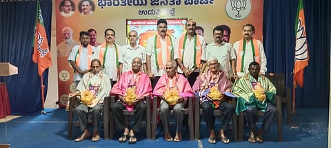 ಉಡುಪಿ ಜಿಲ್ಲಾ ಬಿಜೆಪಿ ಕಚೇರಿಯಲ್ಲಿ ಸಂಸ್ಥಾಪನಾ ದಿನದ ನಿಮಿತ್ತ ಪಕ್ಷದ ಹಿರಿಯರನ್ನು ಸನ್ಮಾನಿಸಲಾಯಿತು. ಕುತ್ಯಾರು ನವೀನ್​ ಶೆಟ್ಟಿ, ಯಶ್​ಪಾಲ್​ ಸುವರ್ಣ, ದಿನಕರ್​ ಶೆಟ್ಟಿ ಹೆರ್ಗ, ಶ್ರೀಕಾಂತ್​ ನಾಯಕ್​ ಅಲೆವೂರು, ದಿನಕರ್​ ಬಾಬು, ಕುಯಿಲಾಡಿ ಸುರೇಶ್​ ನಾಯಕ್​, ಸತ್ಯಾನಂದ್​ ನಾಯಕ್​ ಇದ್ದರು.
