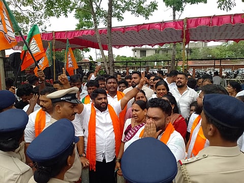 ರಾಜ್ಯ ಕಾಂಗ್ರಸ್​ ಸರ್ಕಾರ ಉಡುಪಿ ಜಿಲ್ಲೆಯನ್ನು ಕಡೆಗಣಿಸುತ್ತಿದೆ ಎಂದು ಆರೋಪಿಸಿ ಜಿಲ್ಲಾ ಬಿಜೆಪಿ ಯುವ ಮೋರ್ಚಾ ಕಾರ್ಯಕರ್ತರು ಡಿಸಿ ಕಚೇರಿ ಬಳಿ ಪ್ರತಿಭಟಿಸಿದರು. ಪೃಥ್ವಿರಾಜ್​ ಶೆಟ್ಟಿ ಬಿಲ್ಲಾಡಿ, ವಿಖ್ಯಾತ ಶೆಟ್ಟಿ, ಅಭಿರಾಜ್​ ಸುವರ್ಣ, ಪ್ರಸಾದ್​ ಬಿಲ್ಲವ, ಸಂಧ್ಯಾ ರಮೇಶ್​ ಇತರರಿದ್ದರು.
