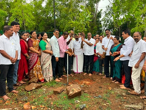 ನೀಲಾವರದ ಗೋಶಾಲೆಯಲ್ಲಿ ಬಿಜೆಪಿಯ 'ವಿಶ್ವಾಸ-ಅಭಿವೃದ್ಧಿ ಮತ್ತು ಜನ ಕಲ್ಯಾಣದ 12 ವರ್ಷಗಳು' ಅಭಿಯಾನವನ್ನು ಗಿಡ ನೆಡುವ ಮೂಲಕ ಕುತ್ಯಾರು ನವೀನ್​ ಶೆಟ್ಟಿ ಚಾಲನೆ ನೀಡಿದರು. ಯಶ್​ಪಾಲ್​ ಸುವರ್ಣ, ಕಿರಣಕುಮಾರ್​ ಕೊಡ್ಗಿ, ಗುರ್ಮೆ ಸುರೇಶ್​ ಶೆಟ್ಟಿ, ಗುರುರಾಜ್​ ಗಂಟಿಹೊಳೆ, ಶಿಲ್ಪಾ ಜಿ. ಸುವರ್ಣ, ಕಮಲಾಕ್ಷ ಹೆಬ್ಬಾರ್​, ಶ್ರೀಕಾಂತ್​ ನಾಯಕ್​, ರಾಜೀವ್​ ಕುಲಾಲ್​, ಮಹಾವೀರ ಹೆಗ್ಡೆ ಇತರರಿದ್ದರು.