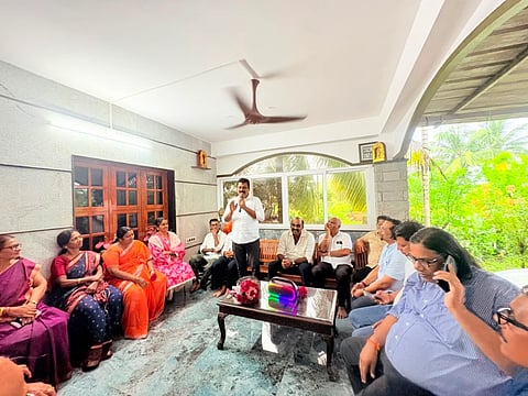 ಉಡುಪಿಯಲ್ಲಿ ಆಯೋಜಿಸಿದ್ದ ಎಸ್​ಐಆರ್​ ಮಹಾ ಅಭಿಯಾನದ ನಿಮಿತ್ತ ಮನೆಮನೆ ಭೇಟಿ ಕಾರ್ಯಕ್ರಮದಲ್ಲಿ ಕಿಶೋರಕುಮಾರ್​ ಪುತ್ತೂರು ಮಾತನಾಡಿದರು. ಯಶ್​ಪಾಲ್​ ಸುವರ್ಣ, ದಿನೇಶ್​ ಅಮೀನ್​, ರಾಜೀವ್​ ಕುಲಾಲ, ಜಗದೀಶ್​ ಆಚಾರ್ಯ, ನಳಿನಿ ಪ್ರದೀಪ್​, ಉಮೇಶ್​ ನಾಯ್ಕ ಇತರರಿದ್ದರು.