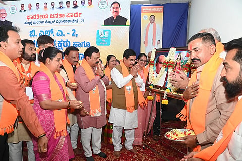 Voter list ಹುಬ್ಬಳ್ಳಿಯ ಬಿಜೆಪಿ ಕಚೇರಿಯಲ್ಲಿ ಭಾನುವಾರ ಮತಗಟ್ಟೆ ಅಧ್ಯಕ್ಷರು, ಪ್ರಮುಖರ ಕಾರ್ಯಾಗಾರಕ್ಕೆ ಕೇಂದ್ರ ಸಚಿವ ಪ್ರಲ್ಹಾದ ಜೋಶಿ ಶಂಖ ಊದುವ ಮೂಲಕ ಚಾಲನೆ ನೀಡಿದರು. ಶಾಸಕ ಮಹೇಶ ಟೆಂಗಿನಕಾಯಿ, ಮೇಯರ್​ ಜ್ಯೋತಿ ಪಾಟೀಲ, ಕೇಶವ ಪ್ರಸಾದ, ರಾಜಣ್ಣ ಕೊರವಿ, ಇತರರು ಇದ್ದರು.