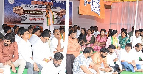 ಬೀದರ್‌ನಲ್ಲಿ ಜಿಲ್ಲಾ ಬಿಜೆಪಿ ಹಮ್ಮಿಕೊಂಡಿದ್ದ ಹೋರಾಟದಲ್ಲಿ ಕೇಂದ್ರದ ಮಾಜಿ ಸಚಿವ ಭಗವಂತ ಖೂಬಾ ಮಾತನಾಡಿದರು. ಸೋಮನಾಥ ಪಾಟೀಲ್, ರಘುನಾಥರಾವ ಮಲ್ಕಾಪುರೆ, ಬಾಬು ವಾಲಿ, ಪೀರಪ್ಪ ಯರನಳ್ಳಿ, ವಿಜಯಕುಮಾರ ಪಾಟೀಲ್ ಗಾದಗಿ, ಉಲ್ಲಾಸಿನಿ ಮುದಾಳೆ, ಲುಂಬಿಣಿ ಗೌತಮ ಇತರರಿದ್ದರು.
