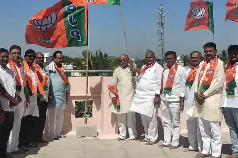 ವಿಜಯಪುರ ನಗರದ ಬಿಜೆಪಿ ಕಾರ್ಯಾಲಯದಲ್ಲಿ ಬಿಜೆಪಿಯ ಸಂಸ್ಥಾಪನಾ ದಿನ ಆಚರಿಸಲಾಯಿತು. ಸಂಸದ ರಮೇಶ ಜಿಗಜಿಣಗಿ, ಮುಖಂಡರಾದ ಚಂದ್ರಶೇಖರ ಕವಟಗಿ, ಉಮೇಶ ಕೋಳಕೂರ, ವಿಜುಗೌಡ ಪಾಟೀಲ ಇತರರಿದ್ದಾರೆ.