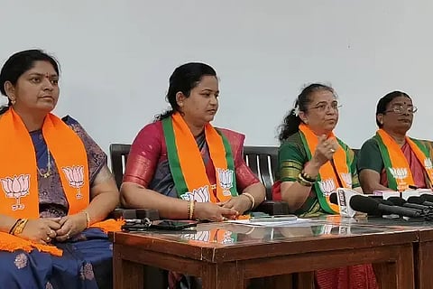 ವಿಜಯಪುರದಲ್ಲಿ ಬಿಜೆಪಿ ಮಹಿಳಾ ಮೋರ್ಚಾ ರಾಜ್ಯ ಉಪಾಧ್ಯಕ್ಷೆ ಡಾ.ವಿಜಯಲಕ್ಷ್ಮಿ ತುಂಗಳ ಸುದ್ದಿಗೋಷ್ಠಿ ನಡೆಸಿದರು. ಪ್ರಮುಖರಾದ ಸ್ವಪ್ನಾ ಕಣಮುಚನಾಳ, ಶಿಲ್ಪಾ ಕುದರಗೊಂಡ, ಗೀತಾ ಚೌಧರಿ ಇತರರಿದ್ದಾರೆ.