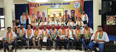 ಉಡುಪಿಯ ಜಿಲ್ಲಾ ಬಿಜೆಪಿ ಕಚೇರಿಯಲ್ಲಿ ನಡೆದ ಜಿಲ್ಲಾ ಅಲ್ಪಸಂಖ್ಯಾತ ಮೋರ್ಚಾ ಪದಗ್ರಹಣ ಕಾರ್ಯಕ್ರಮದಲ್ಲಿ ಪದಾಧಿಕಾರಿಗಳಿಗೆ ನಿಯುಕ್ತಿ ಪತ್ರ ವಿತರಿಸಲಾಯಿತು. ಕುತ್ಯಾರು ನವೀನ್​ ಶೆಟ್ಟಿ, ಶ್ರೀಕಾಂತ್​ ನಾಯಕ್​, ರುಡಾಲ್ಫ್​ ಡಿಸೋಜಾ, ಸಲೀಂ ಅಂಬಾಗಿಲು, ಶೇಕ್​ ಆಸೀಫ್​ ಕಟಪಾಡಿ, ಮಹಮ್ಮದ್​ ಅಪ್ಸರ್​ ಉಚ್ಚಿಲ, ಶಿವಕುಮಾರ್​ ಅಂಬಲಪಾಡಿ, ಚಿರಂಜೀವಿ ಜೈನ್​ ಇತರರಿದ್ದರು.