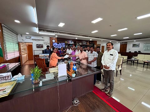 ಸಚಿವ ನಾಗೇಂದ್ರ ಅವರ ರಾಜೀನಾಮೆ ಪಡೆಯುವಂತೆ ಜಿಲ್ಲಾ ಎಸ್​ಟಿ ಮೋರ್ಚಾ ಪದಾಧಿಕಾರಿಗಳು ಡಿಸಿ ಸ್ವರೂಪಾ ಮೂಲಕ ರಾಜ್ಯ ಸರ್ಕಾರಕ್ಕೆ ಮನವಿ ಸಲ್ಲಿಸಿದರು. ಭುಜಂಗ ನಾಯ್ಕ್​, ದಿನಕರ್​ ಶೆಟ್ಟಿ ಹೆರ್ಗ, ಶ್ರೀಕಾಂತ ನಾಯಕ್​, ಮಧುಕರ್​ ಮುದ್ರಾಡಿ, ಸತ್ಯಾನಂದ ನಾಯಕ್​, ಉಮೇಶ್​ ನಾಯ್ಕ್​ ಚೇರ್ಕಾಡಿ, ರಮೇಶ್​ ನಾಯ್ಕ್​ ಕೊಡ್ಲಾಡಿ ಇತರರಿದ್ದರು.