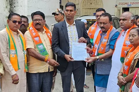 ವಿಜಯಪುರ ಜಿಲ್ಲಾಡಳಿತಕ್ಕೆ ಬಿಜೆಪಿ ಮುಖಂಡರು ಮನವಿ ಸಲ್ಲಿಸಿದರು. ಜಿಲ್ಲಾಧ್ಯಕ್ಷ ಗುರುಲಿಂಗಪ್ಪ ಅಂಗಡಿ, ವಿಜುಗೌಡ ಪಾಟೀಲ, ಸುರೇಶ ಬಿರಾದಾರ, ಚಂದ್ರಶೇಖರ ಕವಟಗಿ ಮತ್ತಿತರರಿದ್ದಾರೆ.