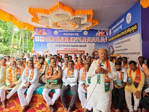 ವಿಜಯಪುರ ನಗರದ ಡಾ.ಬಿ.ಆರ್. ಅಂಬೇಡ್ಕರ್ ವೃತ್ತದಲ್ಲಿ ಬಿಜೆಪಿಯಿಂದ ಹಮ್ಮಿಕೊಂಡಿರುವ ಅನಿರ್ದಿಷ್ಟಾವಧಿ ಧರಣಿಯನ್ನುದ್ದೇಶಿಸಿ ಸಂಸದ ರಮೇಶ ಜಿಗಜಿಣಗಿ ಮಾತನಾಡಿದರು. ಜಿಲ್ಲಾಧ್ಯಕ್ಷ ಗುರುಲಿಂಗಪ್ಪ ಅಂಗಡಿ, ಮುಖಂಡರಾದ ವಿವೇಕಾನಂದ ಡಬ್ಬಿ, ಅರುಣ ಶಹಾಪುರ ಇತರರಿದ್ದಾರೆ. 