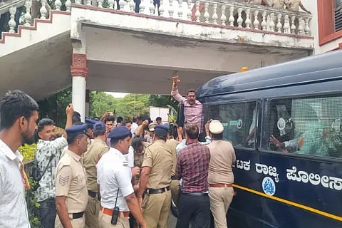 ಜಿಲ್ಲಾಧಿಕಾರಿ ಕಚೇರಿಗೆ ಮುತ್ತಿಗೆ ಹಾಕಲು ಯತ್ನಿಸಿದ ಬಿಜೆಪಿ ಕಾರ್ಯಕರ್ತರನ್ನು ಪೊಲೀಸರು ಬಂಧಿಸಿದರು.
