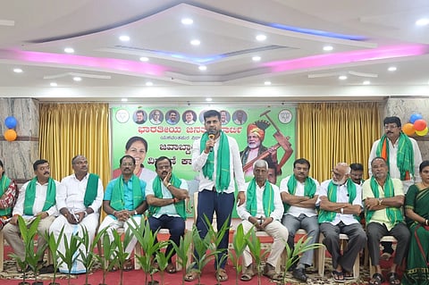 ಯಶವಂತಪುರ ನಗರ ಮಂಡಲ ಬಿಜೆಪಿ ರೈತ ಮೋರ್ಚಾ ಪದಾಧಿಕಾರಿಗಳ ನೇಮಕಾತಿ ಪತ್ರ ವಿತರಣೆ ಹಾಗೂ ಅಡಿಕೆ ಸಸಿ ವಿತರಣೆ ಸಮಾರಂಭದಲ್ಲಿ ಎನ್.ಸಿ.ಕುಮಾರ್ ಮಾತನಾಡಿದರು. ಜಿ.ಜೆ.ಮೂರ್ತಿ, ಜಯರಾಮೇಗೌಡ, ಗಿರಿಯಪ್ಪ, ಸಿ.ಎಂ. ಮಾರೇಗೌಡ ಮತ್ತಿತರರಿದ್ದರು. 