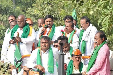 ವಿಜಯಪುರ ನಗರದಲ್ಲಿ ಬಿಜೆಪಿಯಿಂದ ಹಮ್ಮಿಕೊಂಡಿದ್ದ ಟ್ರಾೃಕ್ಟರ್ ರ‌್ಯಾಲಿಯನ್ನುದ್ದೇಶಿಸಿ ಶಾಸಕ ಜನಾರ್ಧನ ರೆಡ್ಡಿ ಮಾತನಾಡಿದರು. ಎ.ಎಸ್. ಪಾಟೀಲ ನಡಹಳ್ಳಿ, ವಿಜುಗೌಡ ಪಾಟೀಲ, ಗುರುಲಿಂಗಪ್ಪ ಅಂಗಡಿ ಮತ್ತಿತರರಿದ್ದಾರೆ.