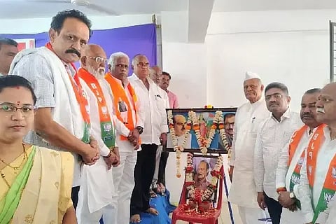 ವಿಜಯಪುರ ನಗರದ ಬಿಜೆಪಿ ಕಾರ್ಯಾಲಯದಲ್ಲಿ ಹಮ್ಮಿಕೊಂಡಿದ್ದ ಕಾರ್ಯಾಗಾರವನ್ನು ರಾಜ್ಯಸಭಾ ಸದಸ್ಯ ಈರಣ್ಣ ಕಡಾಡಿ ಉದ್ಘಾಟಿಸಿದರು. ಮಾಜಿ ಸಚಿವ ಎಸ್.ಕೆ. ಬೆಳ್ಳುಬ್ಬಿ, ಅಪ್ಪಾಸಾಹೇಬ ಪಟ್ಟಣಶೆಟ್ಟಿ, ಮಾಜಿ ಶಾಸಕ ರಮೇಶ ಭೂಸನೂರ ಮತ್ತಿತರರಿದ್ದಾರೆ.