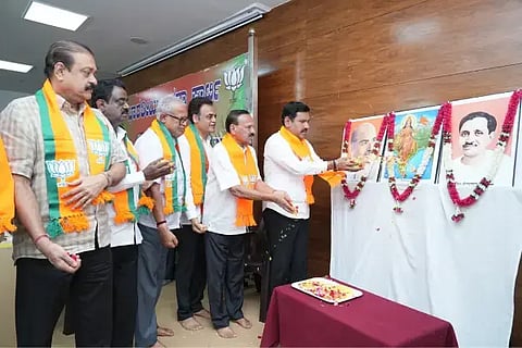 ರಾಜ್ಯ ಬಿಜೆಪಿ ಕಚೇರಿಯಲ್ಲಿ ಪಕ್ಷದ ರಾಜ್ಯಾಧ್ಯಕ್ಷ ಬಿ.ವೈ.ವಿಜಯೇಂದ್ರ ಅಧ್ಯಕ್ಷತೆಯಲ್ಲಿ ಸಭೆ ಸೋಮವಾರ ನಡೆಯಿತು.