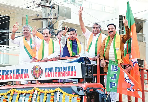 bjp celebration ಹುಬ್ಬಳ್ಳಿಯಲ್ಲಿ ನೂತನವಾಗಿ ಆಯ್ಕೆಯಾದ ಎಂಎಲ್​ಸಿ ಲಿಂಗರಾಜ ಪಾಟೀಲ, ರಾಜ್ಯಸಭಾ ಸದಸ್ಯ ಮಾ. ನಾಗರಾಜ ಅವರನ್ನು ಮೆರವಣಿಗೆ ಮೂಲಕ ಕರೆ ತರಲಾಯಿತು.