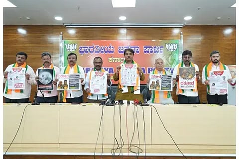 ರಾಜ್ಯ ಬಿಜೆಪಿ ಕಚೇರಿಯಲ್ಲಿ ವಿಧಾನಸಭೆ ವಿಪಕ್ಷ ನಾಯಕ ಆರ್.ಅಶೋಕ್ ಭಿತ್ತಿಪತ್ರ ಶುಕ್ರವಾರ ಬಿಡುಗಡೆ ಮಾಡಿದರು. ಸಂಸದ ಗೋವಿಂದ ಕಾರಜೋಳ, ಶಾಸಕರಾದ ಎನ್.ರವಿಕುಮಾರ್, ಸಿ.ಕೆ.ರಾಮಮೂರ್ತಿ ಇನ್ನಿತರರು ಇದ್ದರು
