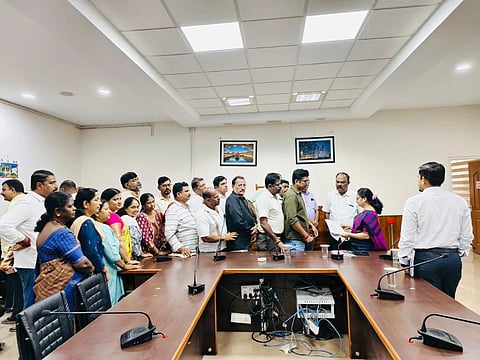 ಉಡುಪಿ ನಗರಸಭೆಯಲ್ಲಿ ನಡೆದ ತೆರಿಗೆ ದುರುಪಯೋಗ ಪ್ರಕರಣವನ್ನು ತನಿಖೆ ನಡೆಸುವಂತೆ ಆಗ್ರಹಿಸಿ ದಿನೇಶ್​ ಅಮೀನ್​ ಜಿಲ್ಲಾಧಿಕಾರಿ ಸ್ವರೂಪಾ ಟಿ.ಕೆ. ಅವರಿಗೆ ಮನವಿ ಸಲ್ಲಿಸಿದರು. ಕಿರಣಕುಮಾರ್​, ಜಗದೀಶ್​ ಕಪ್ಪೆಟ್ಟು, ರಶ್ಮಿತಾ ಶೆಟ್ಟಿ, ರಜಿನಿ ಹೆಬ್ಬಾರ್​, ಗಿರೀಶ್​ ಅಂಚನ್​, ಬಾಲಕೃಷ್ಣ ಶೆಟ್ಟಿ, ಸಂತೋಷ್​ ನಿಟ್ಟೂರು. ಟಿ.ಜಿ. ಹೆಗ್ಡೆ, ಅಶೋಕ್​ ನಾಯಕ್​ ಇತರರಿದ್ದರು.