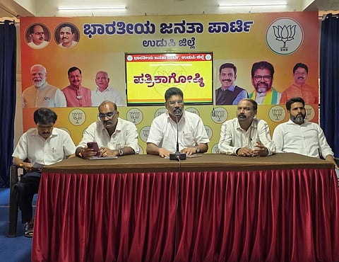 ಉಡುಪಿಯ ಜಿಲ್ಲಾ ಬಿಜೆಪಿ ಕಚೇರಿಯಲ್ಲಿ ನಡೆದ ಸುದ್ದಿಗೋಷ್ಠಿಯಲ್ಲಿ ನವೀನ್​ ಶೆಟ್ಟಿ ಕುತ್ಯಾರು ಮಾತನಾಡಿದರು. ಶಾಸಕ ಯಶ್​ಪಾಲ್​ ಸುವರ್ಣ, ಬಿಜೆಪಿ ಜಿಲ್ಲಾ ವಕ್ತಾರ ದಿವಾಕರ್​ ಶೆಟ್ಟಿ, ಶ್ರೀನಿಧಿ ಹೆಗ್ಡೆ, ಶಿವಕುಮಾರ್​ ಅಂಬಲಪಾಡಿ ಇದ್ದರು.