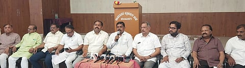 ಕಲಬುರಗಿ ಪತ್ರಿಕಾ ಭವನದಲ್ಲಿ ಸೋಮವಾರ ನಡೆದ ಸುದ್ದಿಗೋಷ್ಠಿಯಲ್ಲಿ ಬಿಜೆಪಿ ಗ್ರಾಮೀಣ ಜಿಲ್ಲಾಧ್ಯಕ್ಷ ಅಶೋಕ ಬಗಲಿ ಮಾತನಾಡಿದರು. ಡಾ.ಉಮೇಶ ಜಾಧವ, ಬಸವರಾಜ ಮತ್ತಿಮಡು, ಬಿ.ಜಿ.ಪಾಟೀಲ್​, ಶಶೀಲ್​ ನಮೋಶಿ, ದತ್ತಾತ್ರೇಯ ಪಾಟೀಲ್​ ರೇವೂರ್​, ಅಮರನಾಥ ಪಾಟೀಲ್​, ಡಾ.ಅವಿನಾಶ ಜಾಧವ್​ ಇತರರಿದ್ದರು.