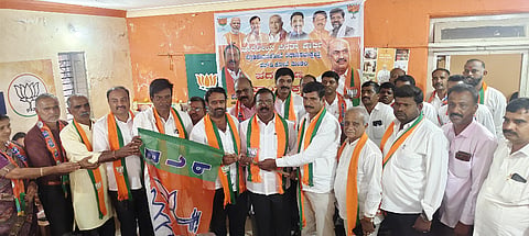 ಎಚ್.ಡಿ.ಕೋಟೆ ಬಿಜೆಪಿ ಕಚೇರಿಯಲ್ಲಿ ಸೋಮವಾರ ಹಮ್ಮಿಕೊಂಡಿದ್ದ ಪದಗ್ರಹಣ ಕಾರ್ಯಕ್ರಮದಲ್ಲಿ ಮಂಡಲದ  ನೂತನ ಅಧ್ಯಕ್ಷ ಟಿ. ವೆಂಕಟೇಶ್ ಅಧಿಕಾರ ಸ್ವೀಕರಿಸಿದರು. ನಿಕಟಪೂರ್ವ ಮಂಡಲ ಅಧ್ಯಕ್ಷ ಶಂಭೇಗೌಡ, ಜಿಲ್ಲಾ ಘಟಕದ ಪ್ರಧಾನ ಕಾರ್ಯದರ್ಶಿ ಪರೀಕ್ಷಿತರಾಜೇ ಅರಸ್, ಮುಖಂಡರಾದ ಬಸವರಾಜು ಮೊತ್ತ, ಮನುಗನಹಳ್ಳಿ ಮಂಜುನಾಥ್, ಭೀಮನಹಳ್ಳಿ ಸೋಮೇಶ್, ಬಿಡುಗಲು ರಾಜು, ವೈ.ಟಿ. ಮಹೇಶ್ ಇತರರು ಇದ್ದರು. 