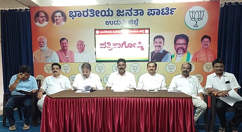 ಉಡುಪಿಯ ಜಿಲ್ಲಾ ಬಿಜೆಪಿ ಕಚೇರಿಯಲ್ಲಿ ನಡೆದ ಸುದ್ದಿಗೋಷ್ಠಿಯಲ್ಲಿ ಕುತ್ಯಾರು ನವೀನ್​ ಶೆಟ್ಟಿ ಮಾತನಾಡಿದರು. ಮಟ್ಟಾರು ರತ್ನಾಕರ್​ ಹೆಗ್ಡೆ, ದಿನಕರ್​ ಶೆಟ್ಟಿ ಹೆರ್ಗ, ಶ್ರೀಕಾಂತ ನಾಯಕ್​, ಶಿವಕುಮಾರ್​ ಅಂಬಲಪಾಡಿ, ಮಧುಕರ್​ ಮುದ್ರಾಡಿ, ದಿವಾಕರ್​ ಶೆಟ್ಟಿ ಕಲ್ಯಾ ಇದ್ದರು.