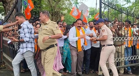 ಬಿಜೆಪಿಗರು ಜಿಲ್ಲಾಧಿಕಾರಿ ಕಚೇರಿಗೆ ಮುತ್ತಿಗೆ ಹಾಕಿದರು. 