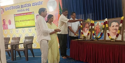 ಉಡುಪಿಯ ಜಿಲ್ಲಾ ಬಿಜೆಪಿ ಕಚೇರಿಯಲ್ಲಿ ಆಯೋಜಿಸಿದ್ದ ಜಿಲ್ಲಾ ಪದಾಧಿಕಾರಿಗಳು ಮತ್ತು ಜಿಲ್ಲಾ ಕಾರ್ಯಕಾರಿಣಿ ಸದಸ್ಯರ ಸಭೆಯನ್ನು ಕುತ್ಯಾರು ನವೀನ್​ ಶೆಟ್ಟಿ ಉದ್ಘಾಟಿಸಿದರು. ಶ್ರೀಕಾಂತ್​ ನಾಯಕ್​, ದಿನಕರ್​ ಶೆಟ್ಟಿ ಹೆರ್ಗ, ರೇಶ್ಮಾ ಉದಯ್​ ಶೆಟ್ಟಿ ಇದ್ದರು.