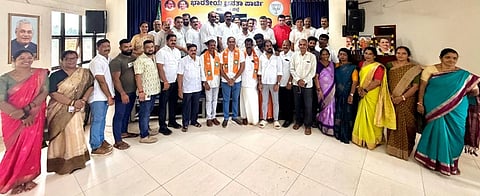 ಕಾಂಗ್ರೆಸ್​ ತೊರೆದು ಬಿಜೆಪಿ ಸೇರ್ಪಡೆಗೊಂಡ ಪ್ರಮುಖರನ್ನು ಜಿಲ್ಲಾ ಬಿಜೆಪಿ ಕಚೇರಿಯಲ್ಲಿ ಸ್ವಾಗತಿಸಲಾಯಿತು. ಕುತ್ಯಾರು ನವೀನ್​ ಶಟ್ಟಿ, ಯಶ್​ಪಾಲ್​ ಸುವರ್ಣ, ಪ್ರಮೋದ್​ ಮಧ್ವರಾಜ್​, ರಾಜೀವ್​ ಕುಲಾಲ್​, ಕಿರಣ್​ ಬೈಲೂರು, ಪ್ರತಾಪ್​ ಹೆಗ್ಡೆ ಮಾರಾಳಿ, ನಳಿನಿ ಪ್ರದೀಪ್​ ರಾವ್​, ಶಿಲ್ಪಾ ಜಿ. ಸುವರ್ಣ ಇತರರಿದ್ದರು.
