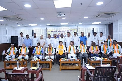 ಬೆಂಗಳೂರಿನ ಬಿಜೆಪಿ ಕಾರ್ಯಾಲಯದಲ್ಲಿ ಜಿಲ್ಲಾ ವಿಶೇಷ ಸಭೆಯಲ್ಲಿ ತುಮಕೂರು ಜಿಲ್ಲಾ ಕೋರ್​ ಕಮಿಟಿ ಸದಸ್ಯರ ಸಭೆಯನ್ನು ರಾಜ್ಯಾಧ್ಯಕ್ಷ ಬಿ.ವೈ.ವಿಜಯೇಂದ್ರ ನಡೆಸಿದರು. 