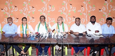 ಸಚಿವ ಬಿ.ನಾಗೇಂದ್ರ ವಜಾಗೊಳಿಸುವಂತೆ ಆಗ್ರಹಿಸಿ ತುಮಕೂರಿನಲ್ಲಿ ಸುದ್ದಿಗೋಷ್ಠಿಯಲ್ಲಿ ಜಿಲ್ಲಾ ಬಿಜೆಪಿ ಮುಖಂಡರು ಒತ್ತಾಯಿಸಿದರು. 