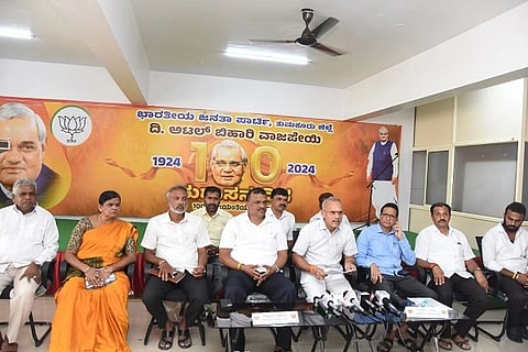 ತುಮಕೂರಿನಲ್ಲಿ ರಾಜ್ಯ ಸರ್ಕಾರದ ಸಾಧನಾ ಸಮಾವೇಶ ವಿರೋಧಿಸಿ ಬಿಜೆಪಿ ಶಾಸಕ ಬಿ.ಸುರೇಶಗೌಡ ಸುದ್ದಿಗೋಷ್ಠಿಯಲ್ಲಿ ಮಾತನಾಡಿದರು. ಜಿ.ಬಿ.ಜ್ಯೋತಿಗಣೇಶ್​, ಎಚ್​.ಎಸ್​.ರವಿಶಂಕರ್​, ಎಸ್​.ಡಿ.ದಿಲೀಪ್​ಕುಮಾರ್​, ಟಿ.ಎಚ್​.ಹನುಮಂತರಾಜು, ಧನುಷ್​ ಮತ್ತಿತರರು ಇದ್ದರು. 